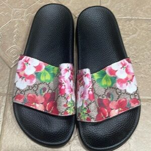 Very cute flowers Sandals in size 6, or 5.5. Very comfortable. Used Gucci
